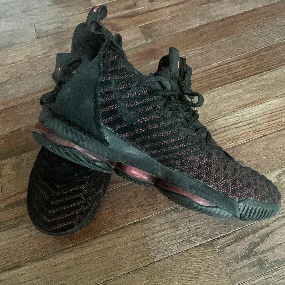 LeBron 16 'Fresh Bred' Nike sneaker SIZE 10